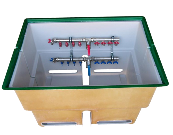 Gainesouiqui: image d’un réservoir isolé avec robinetterie hydraulique et vannes rouges et bleues visibles à l’intérieur. (Description concise)