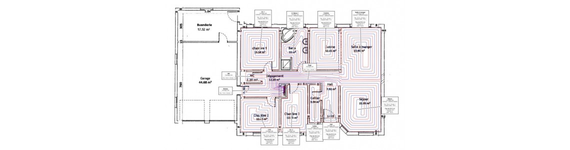 Plancher chauffant hydraulique : plan d’implantation avec circuits rouges et bleus sur plan de maison indiquant zones et pièces.