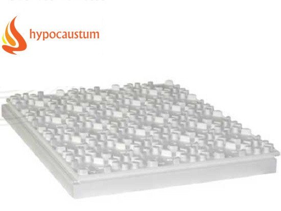 Kit plancher chauffant pour maison 100 m2: panneau perforé gris avec réseau de filières, logo hypocaustum en coin.