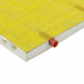 Panneau isolant avec bande jaune et conduit rouge, montrant le dessous du plancher pour chauffage au sol.