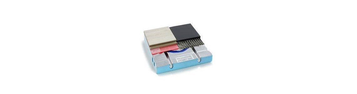 Petite pile d’isolants et matelas sous plancher chauffant : isolation plancher chauffant épaisseur pour chape.