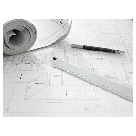 Plan de plancher chauffant maison ancienne : plans et règleur sur des esquisses avec crayon et rouleau de papier.