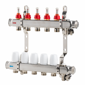 Réseau de distribution pour plancher chauffant à eau avec plusieurs vannes rouges et raccords sur un collecteur métallique.